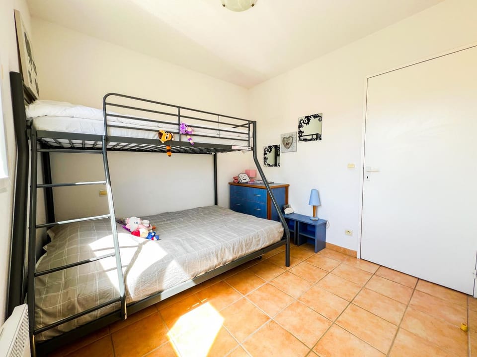 Bed, Photo of the whole room, Bedroom, bunk bed
