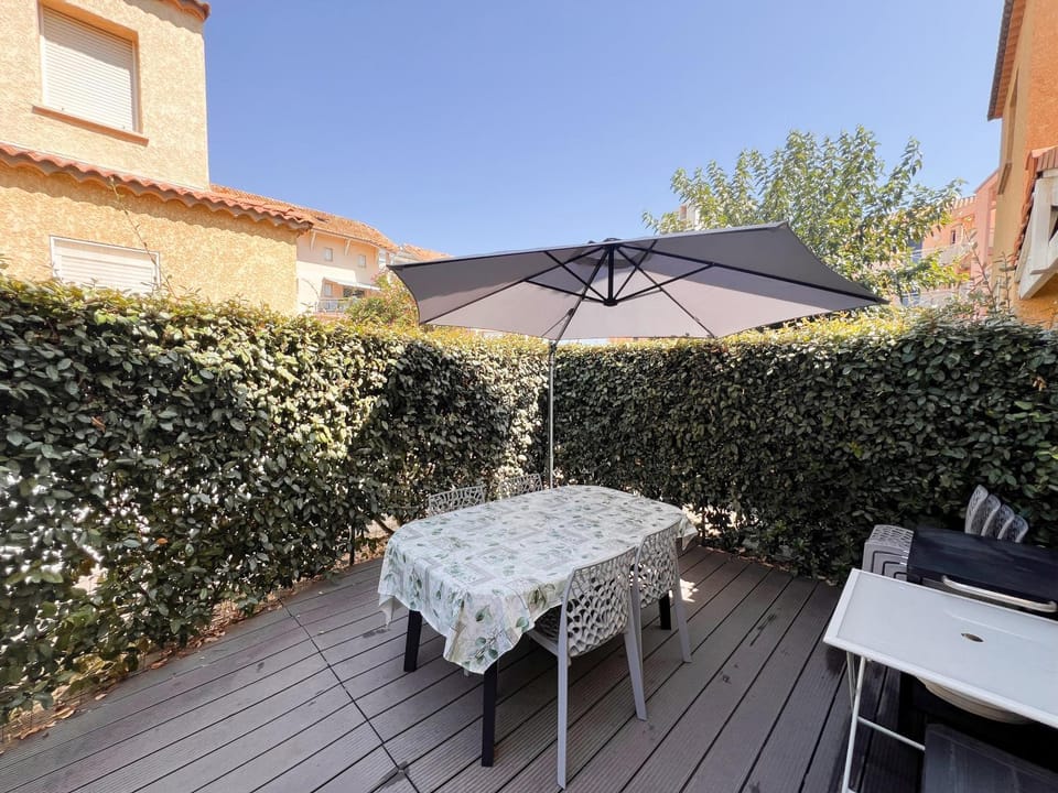 Patio, Day, Dining area