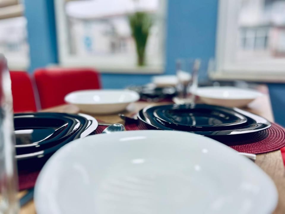 Kitchen or kitchenette, Food and drinks, Dining area, Food