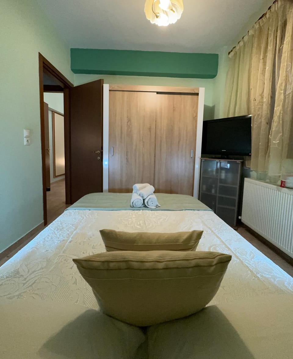 Bed, TV and multimedia, Bedroom, towels