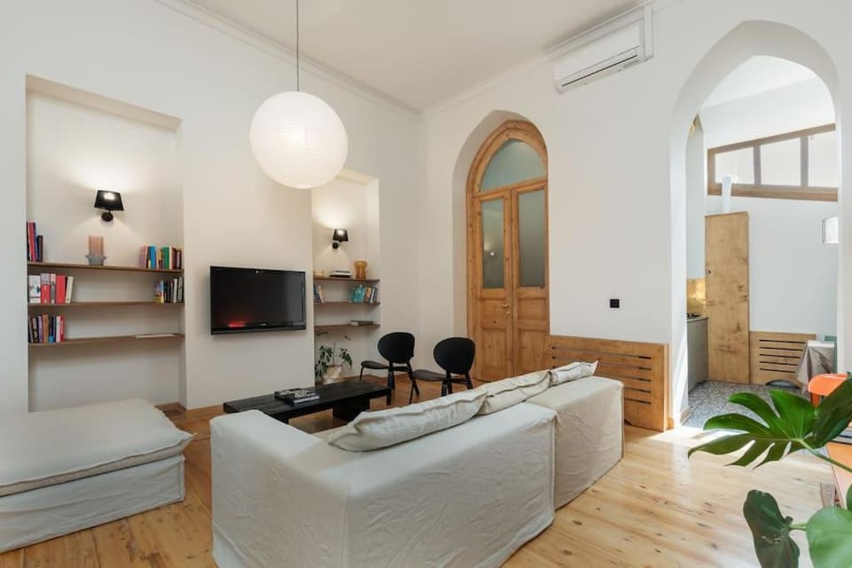 TV and multimedia, Seating area, air conditioner