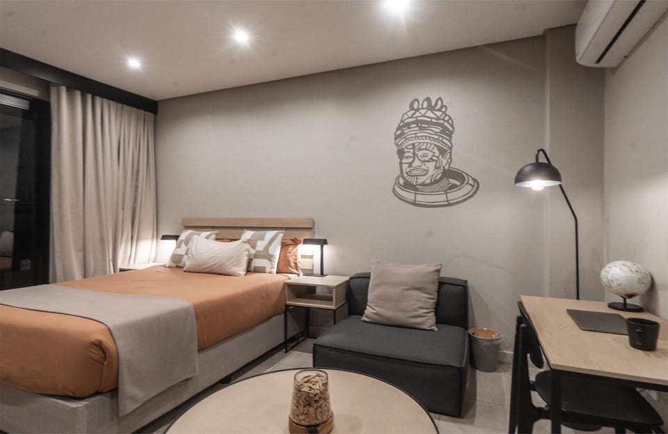 Bed, Living room, Photo of the whole room, Seating area, Bedroom