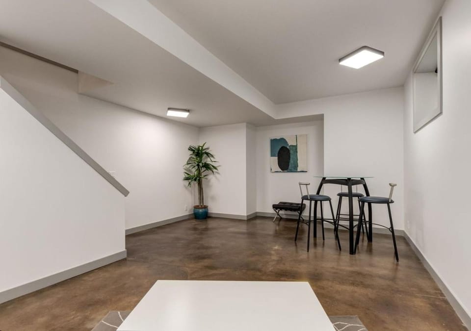 Newly Renovated Vacation Home w/ Hot Tub & Garage House in Calgary
