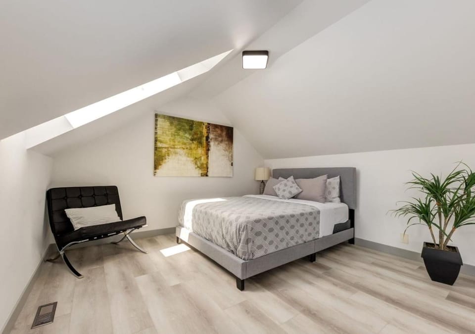Newly Renovated Vacation Home w/ Hot Tub & Garage House in Calgary