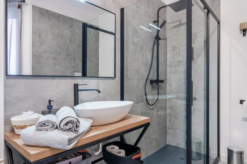 Shower, Bathroom, towels