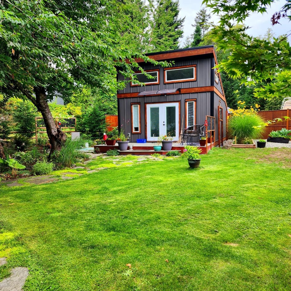 Tiny House with Hot Tub, close to golf, beaches and nature! House in Vancouver Island