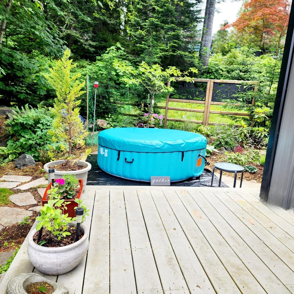 Tiny House with Hot Tub, close to golf, beaches and nature! House in Vancouver Island