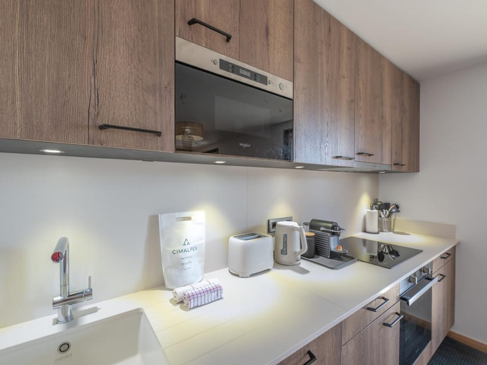 Appartement neuf, proche pistes, balcon sud, WIFI - FR-1-645-72 Apartment in Huez