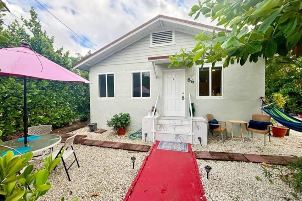 Queen bedroom in best Location! APARTMENT IS SHARED In a 2 rooms apt - Parking, Laundry and Drop Off Lugagge ! Apartment in Miami