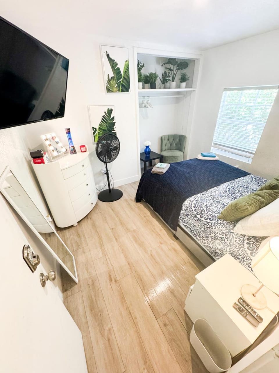 Bed, TV and multimedia, Photo of the whole room, Bedroom