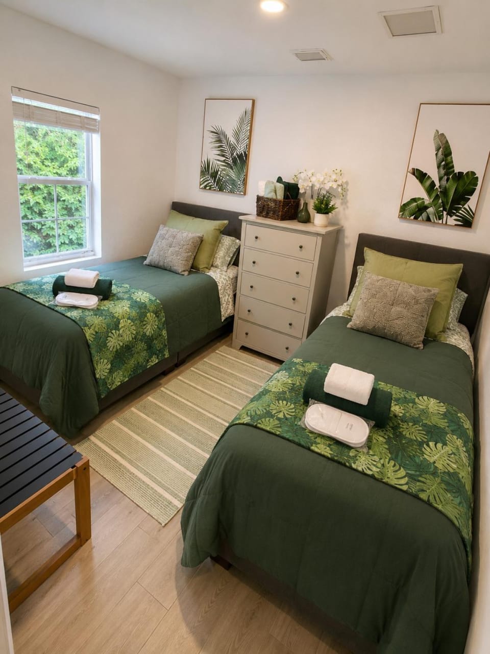 Bed, Bedroom, towels