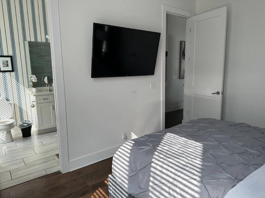 Bed, TV and multimedia, Bedroom