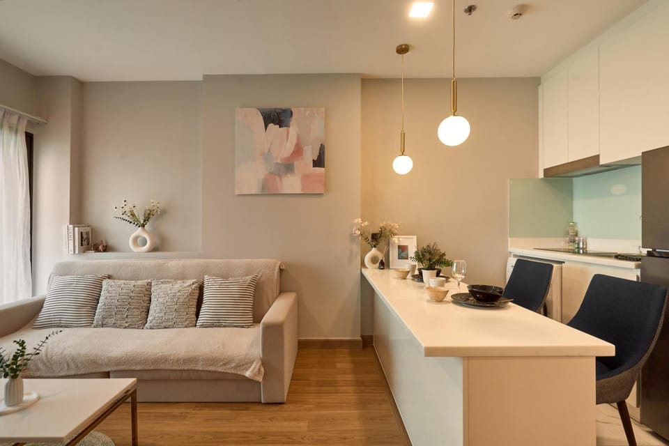 Kitchen or kitchenette, Living room, Seating area, Dining area