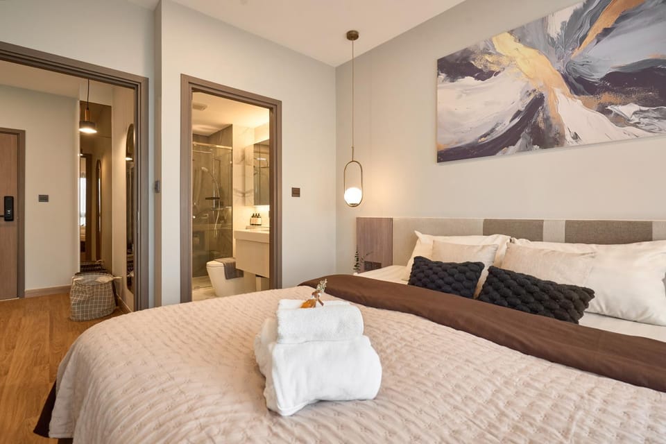 Bed, Bedroom, towels