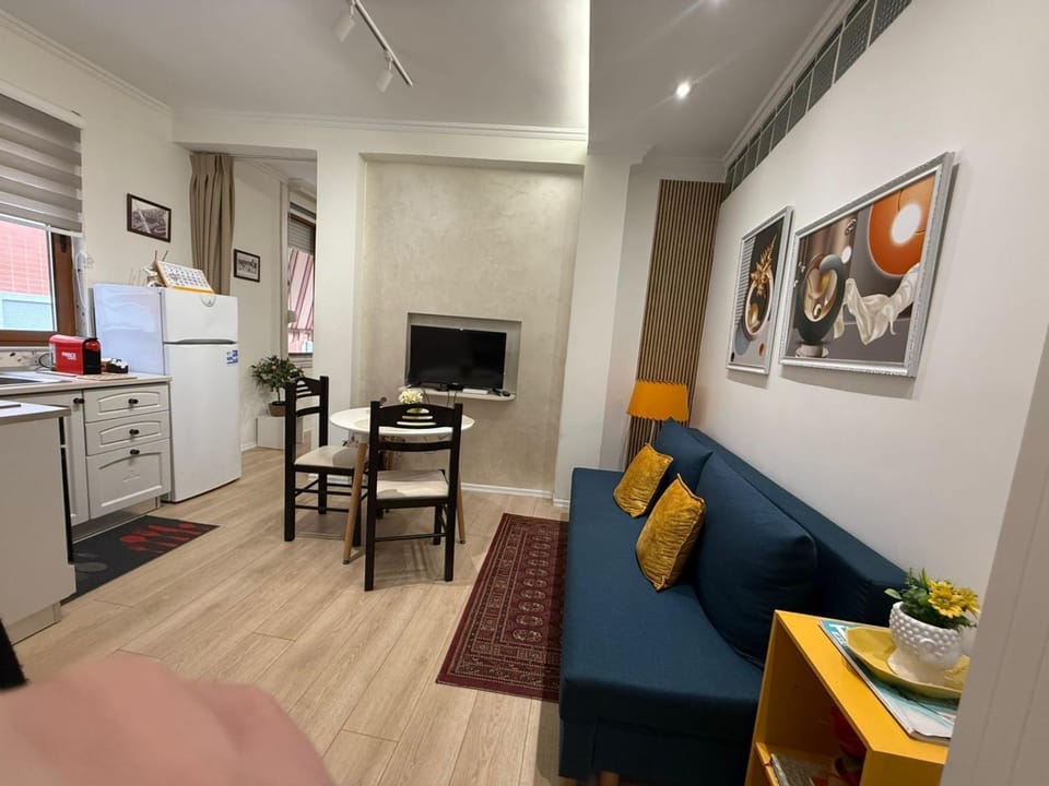 Kitchen or kitchenette, Seating area, Dining area, stove