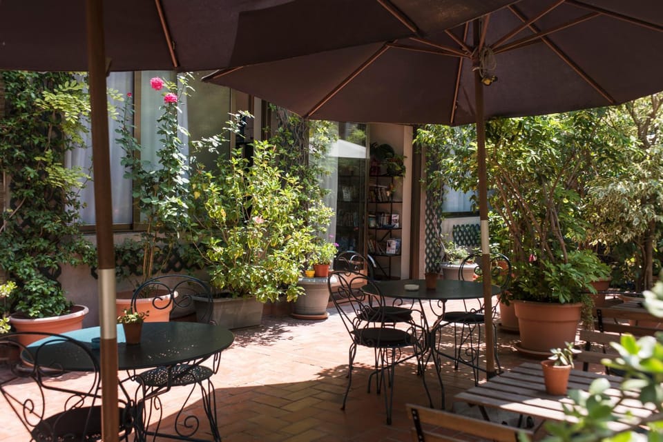 Property building, Patio, Restaurant/places to eat, Spring, Day, Garden, Living room, Seating area, Garden view