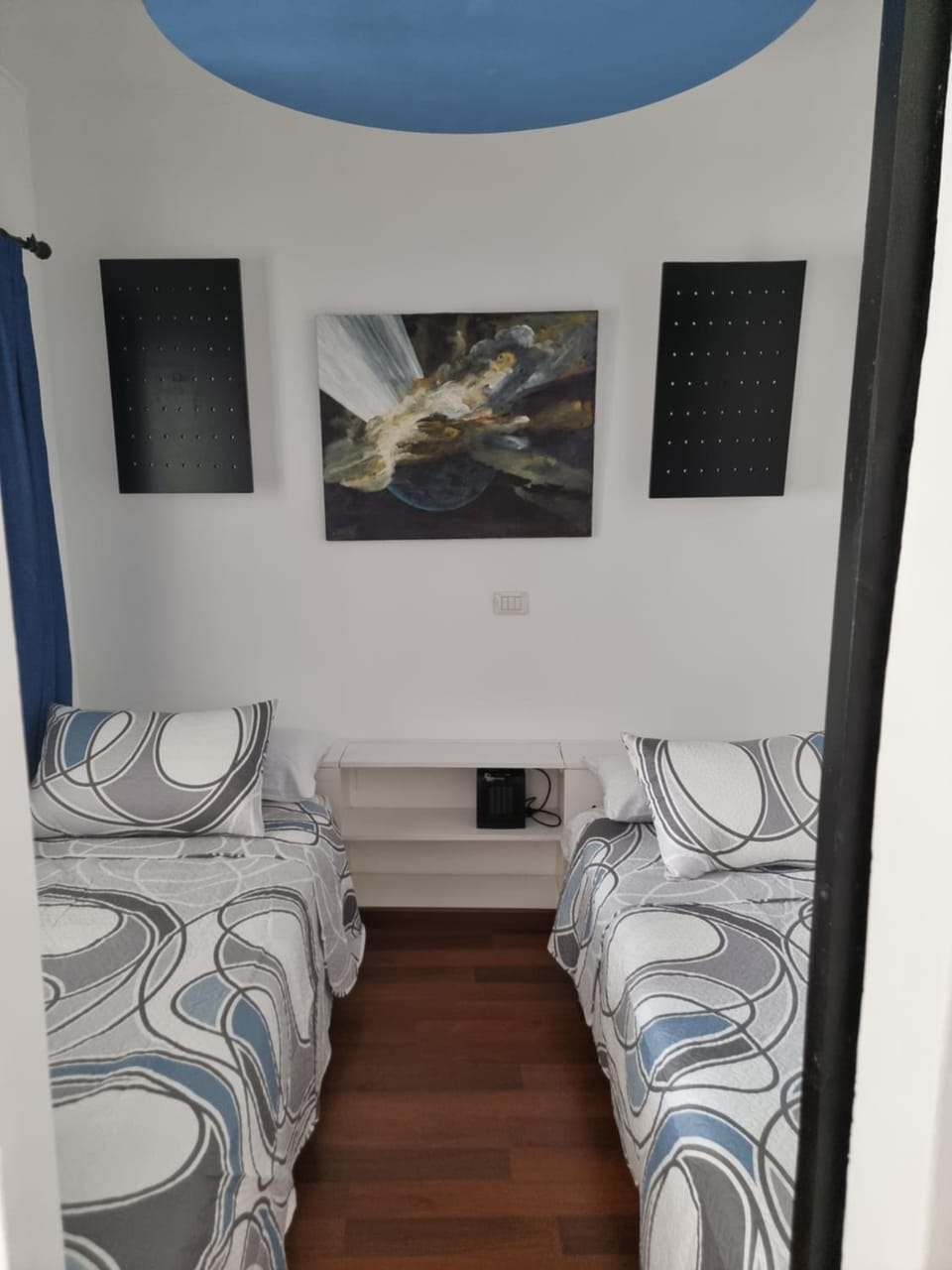 Photo of the whole room, Bedroom