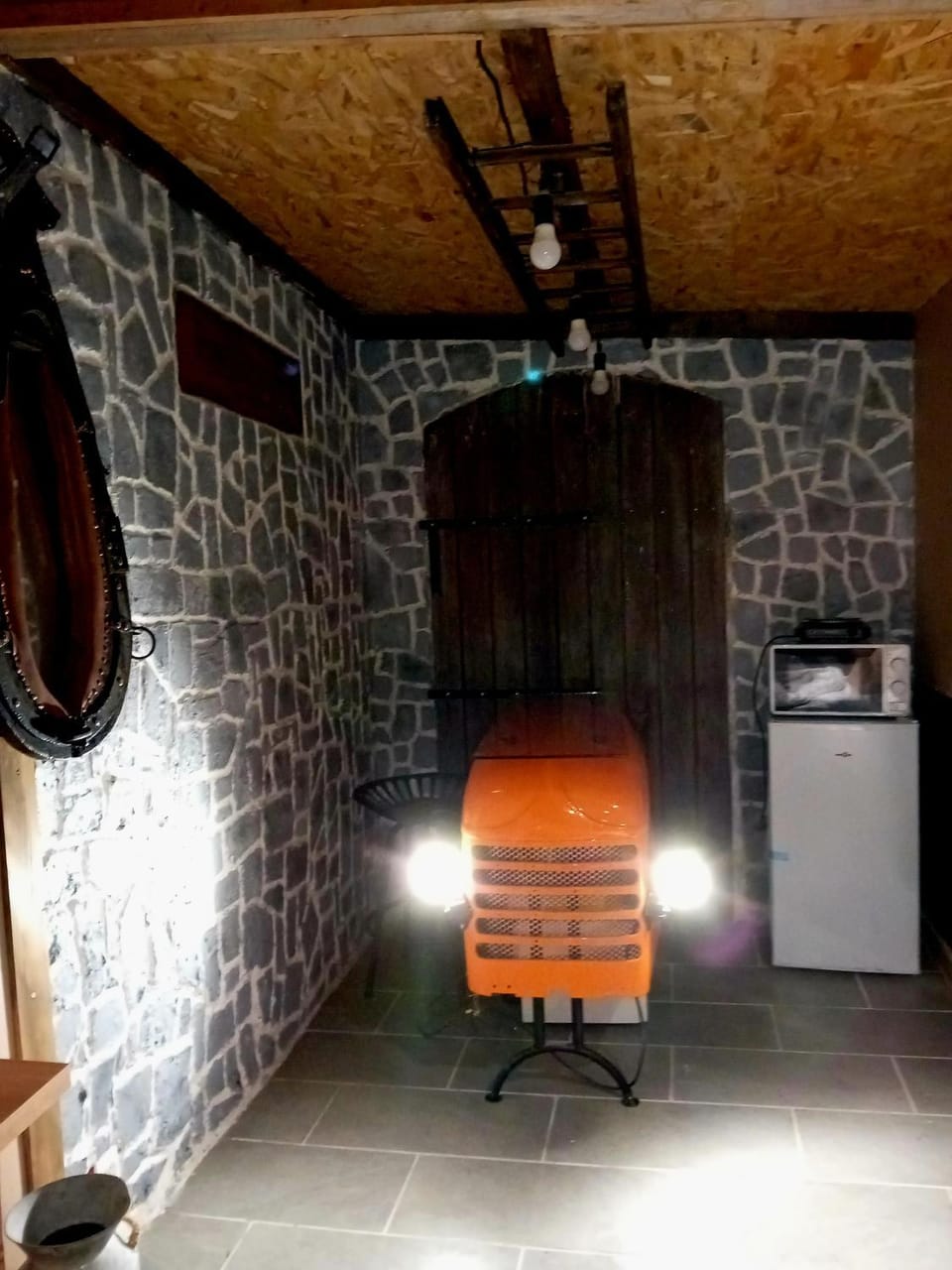 Kitchen or kitchenette, minibar