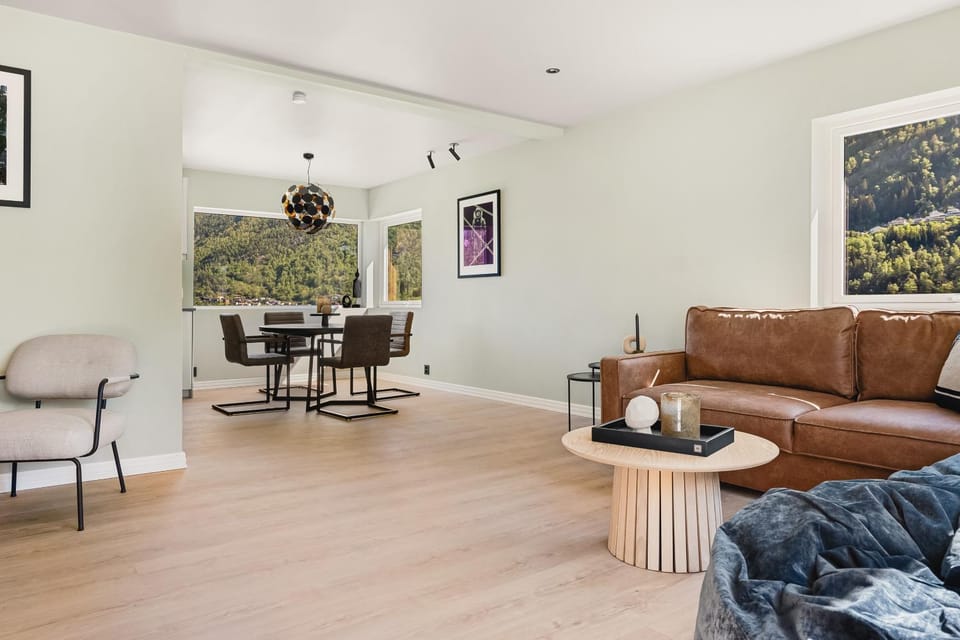Living room, Decorative detail, Seating area, Dining area