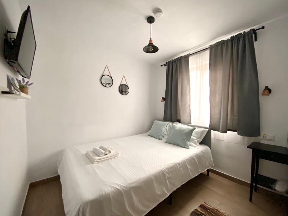 Bed, TV and multimedia, Photo of the whole room, Bedroom, towels