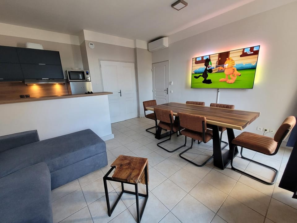 TV and multimedia, Kitchen or kitchenette, Living room, Seating area