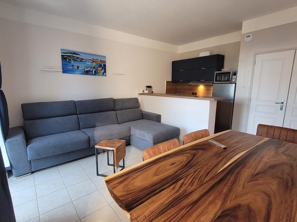 Kitchen or kitchenette, Living room, Dining area