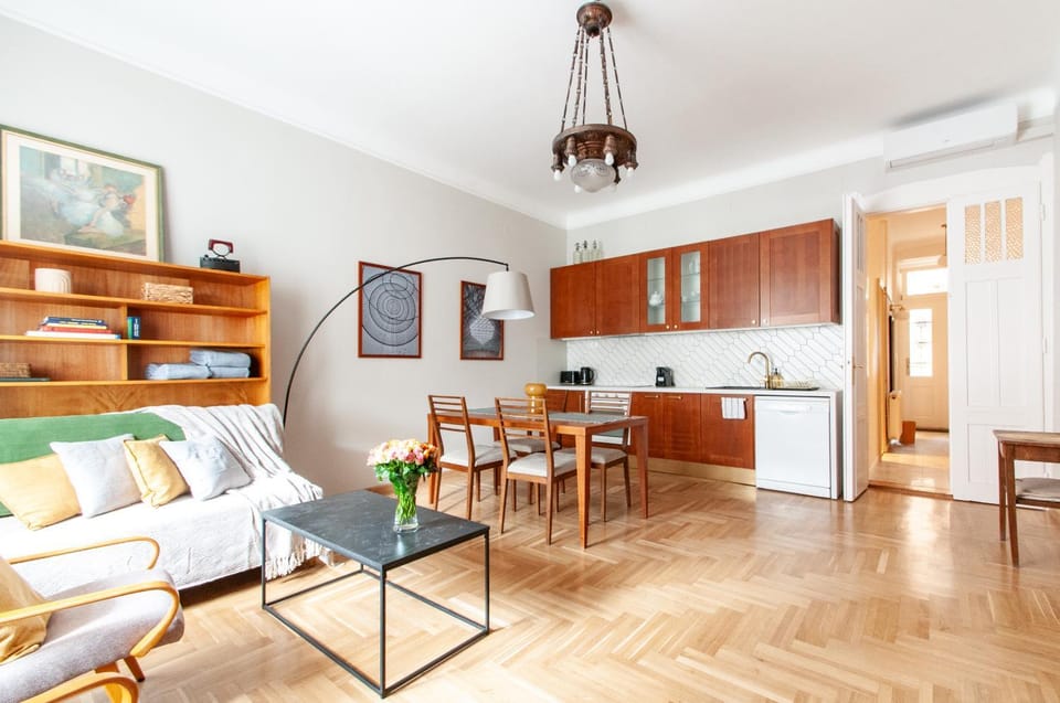 Kitchen or kitchenette, Living room, Seating area, Dining area, oven, stove