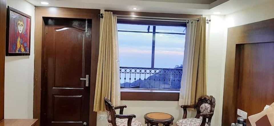 Paradise Mansion Crestmont Mussoorie Hotel in Uttarakhand