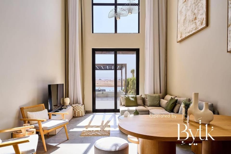 Communal lounge/ TV room, Seating area, Dining area, Evening entertainment