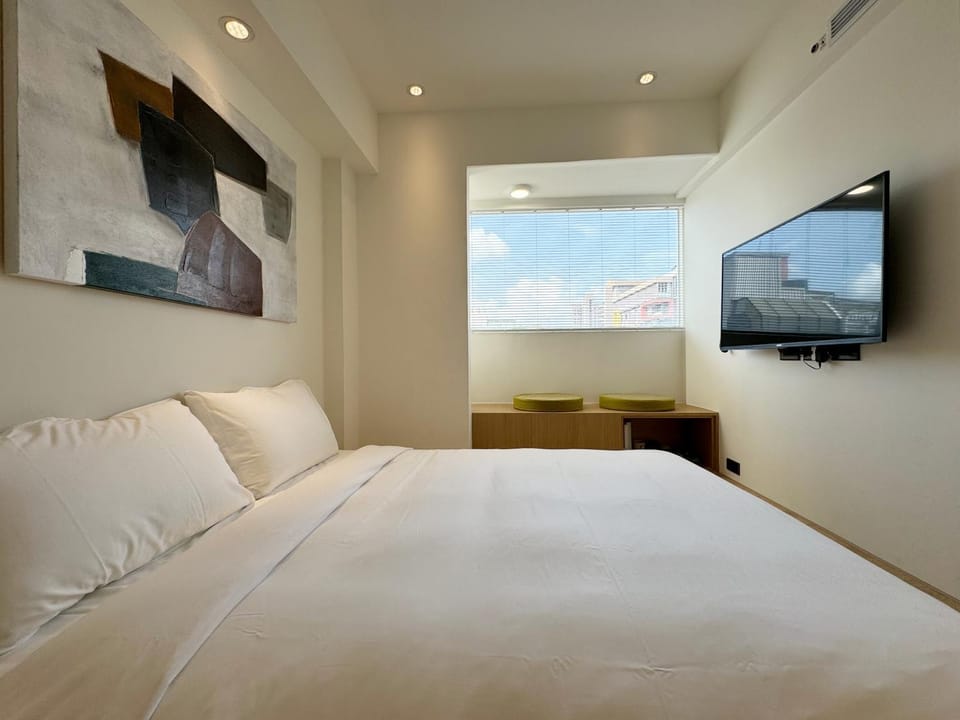 Bed, TV and multimedia, Bedroom