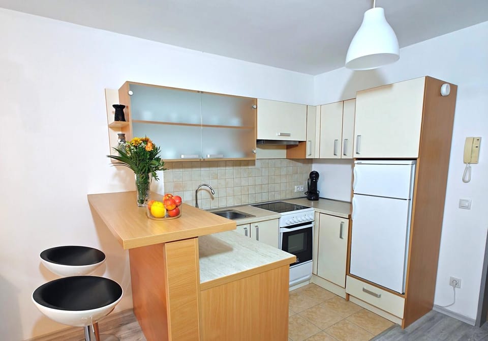 Kitchen or kitchenette, oven, pet friendly, stove