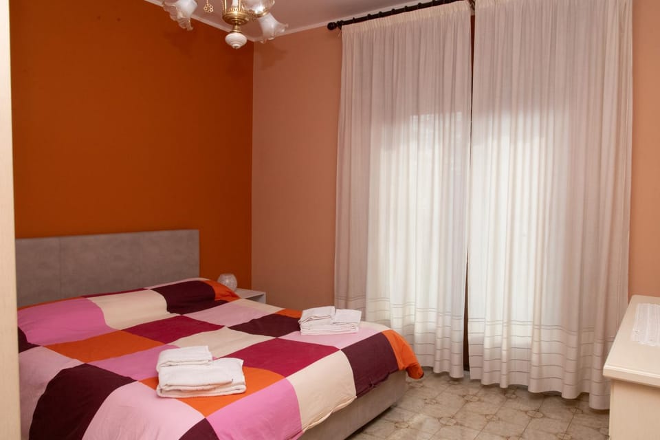 Bedroom, towels