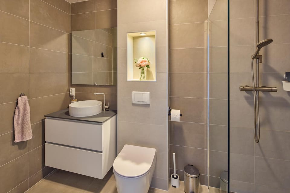 Shower, Toilet, Bathroom, towels