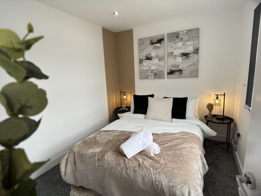 Bed, Photo of the whole room, Bedroom, towels