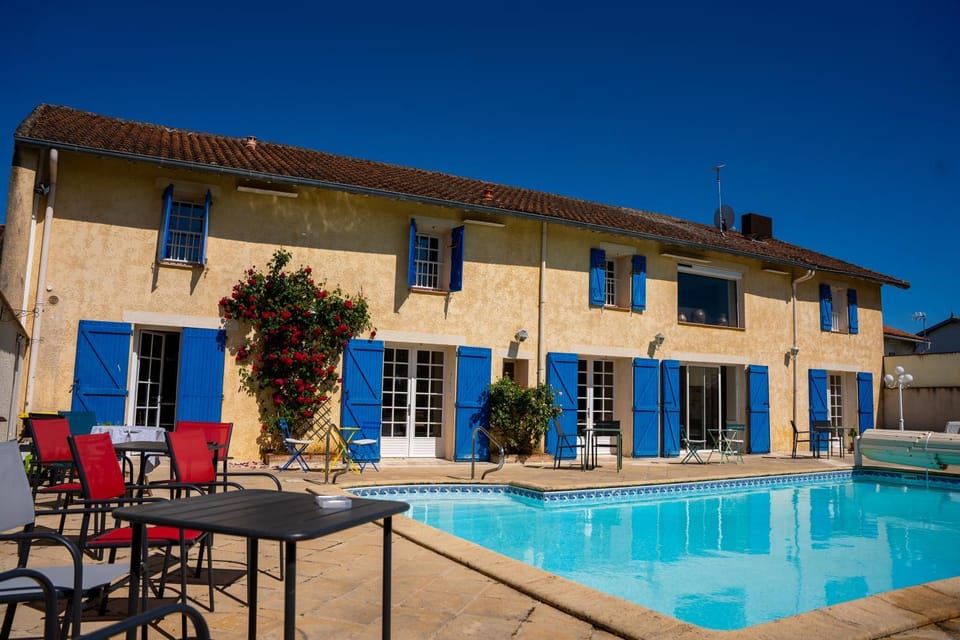 Patio, Swimming pool, sunbed