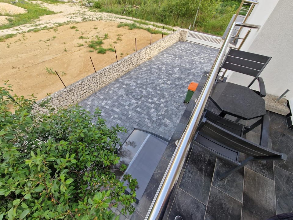 Patio, Parking