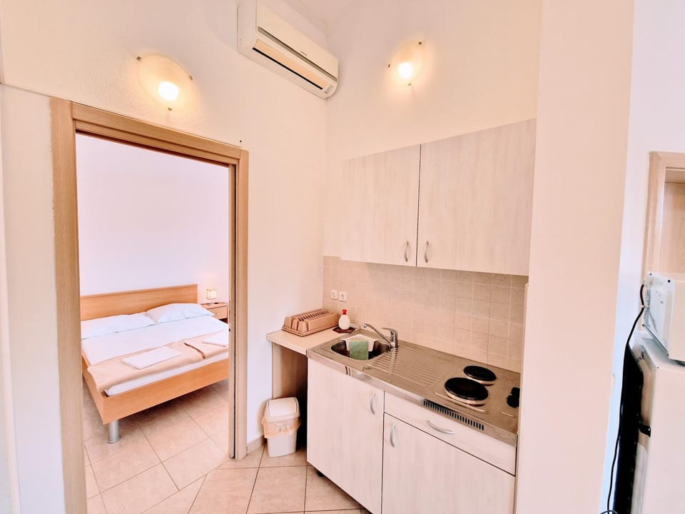 Kitchen or kitchenette, air conditioner
