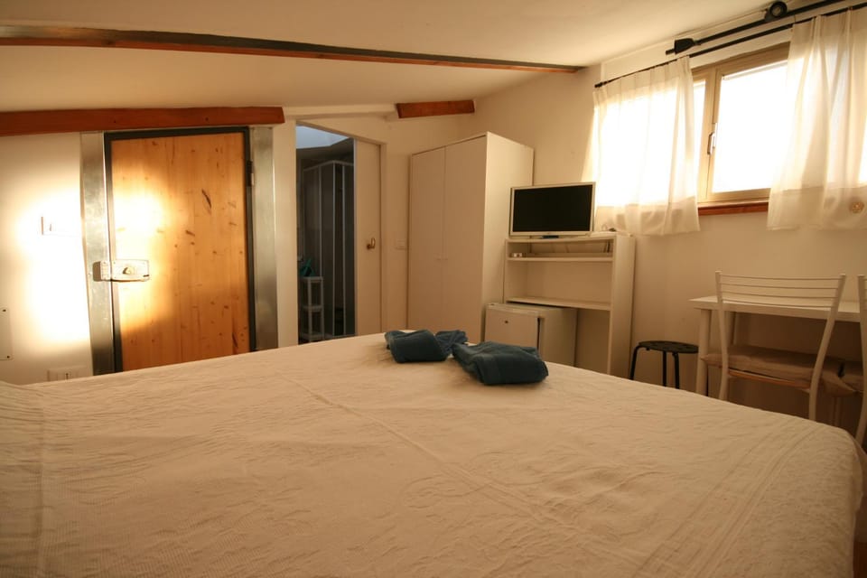 Bed, TV and multimedia, Photo of the whole room, Bedroom, towels, wardrobe, air conditioner