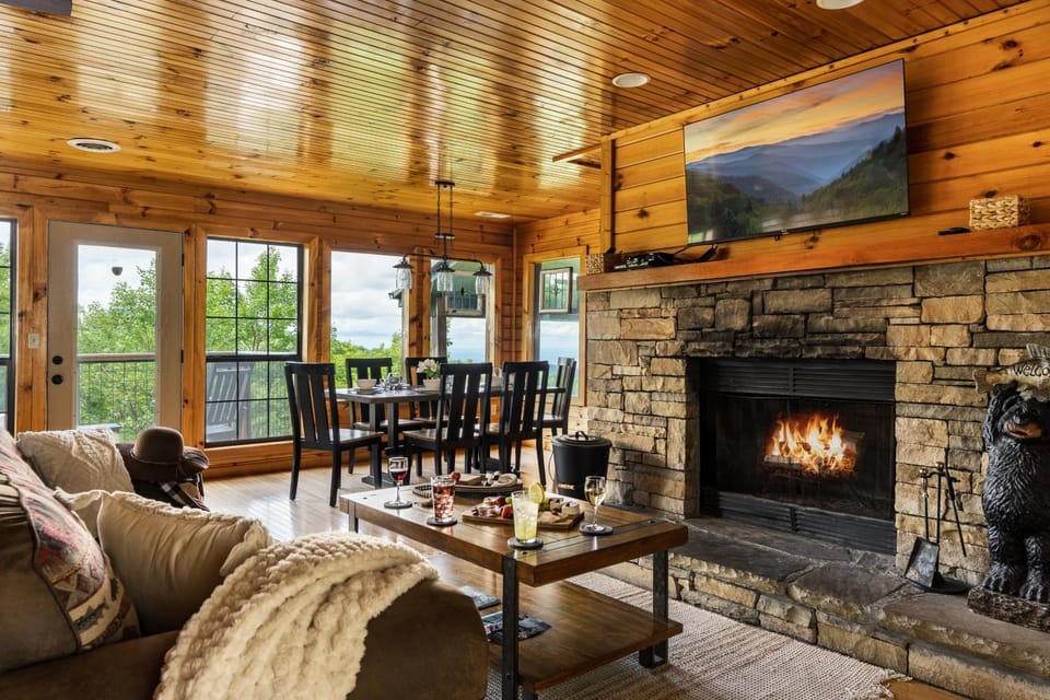 TV and multimedia, Living room, Seating area, Evening entertainment, fireplace