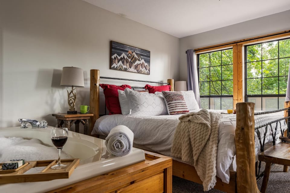 Bed, Hot Tub, Photo of the whole room, Bedroom
