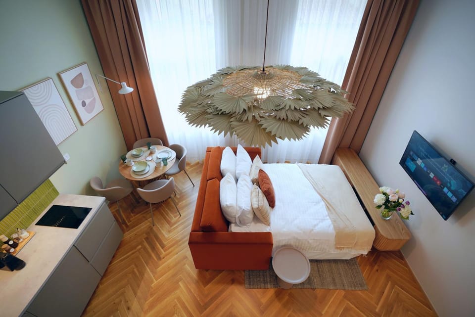 Bed, TV and multimedia, Bedroom