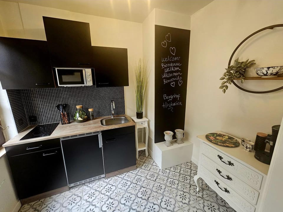 Coffee/tea facilities, minibar, kitchen