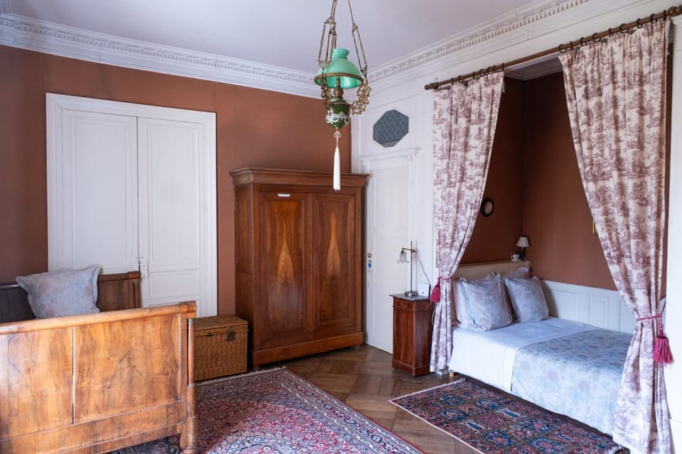 Photo of the whole room, Bedroom