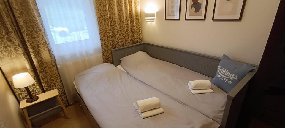 Bed, Bedroom, towels