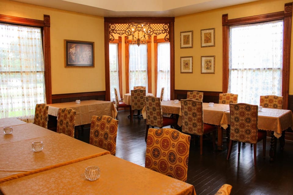 Restaurant/places to eat, Restaurant/places to eat, Banquet/Function facilities