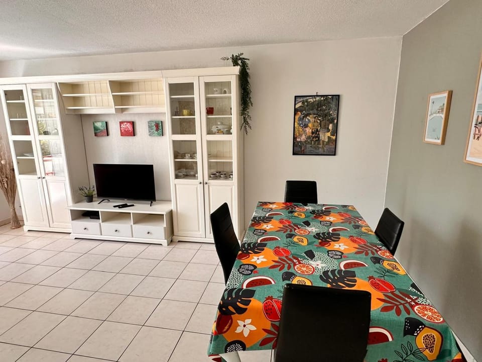 Communal lounge/ TV room, TV and multimedia, Dining area, Evening entertainment