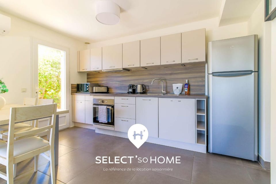 Kitchen or kitchenette, Dining area, dishwasher, oven, pet friendly, stove, toaster