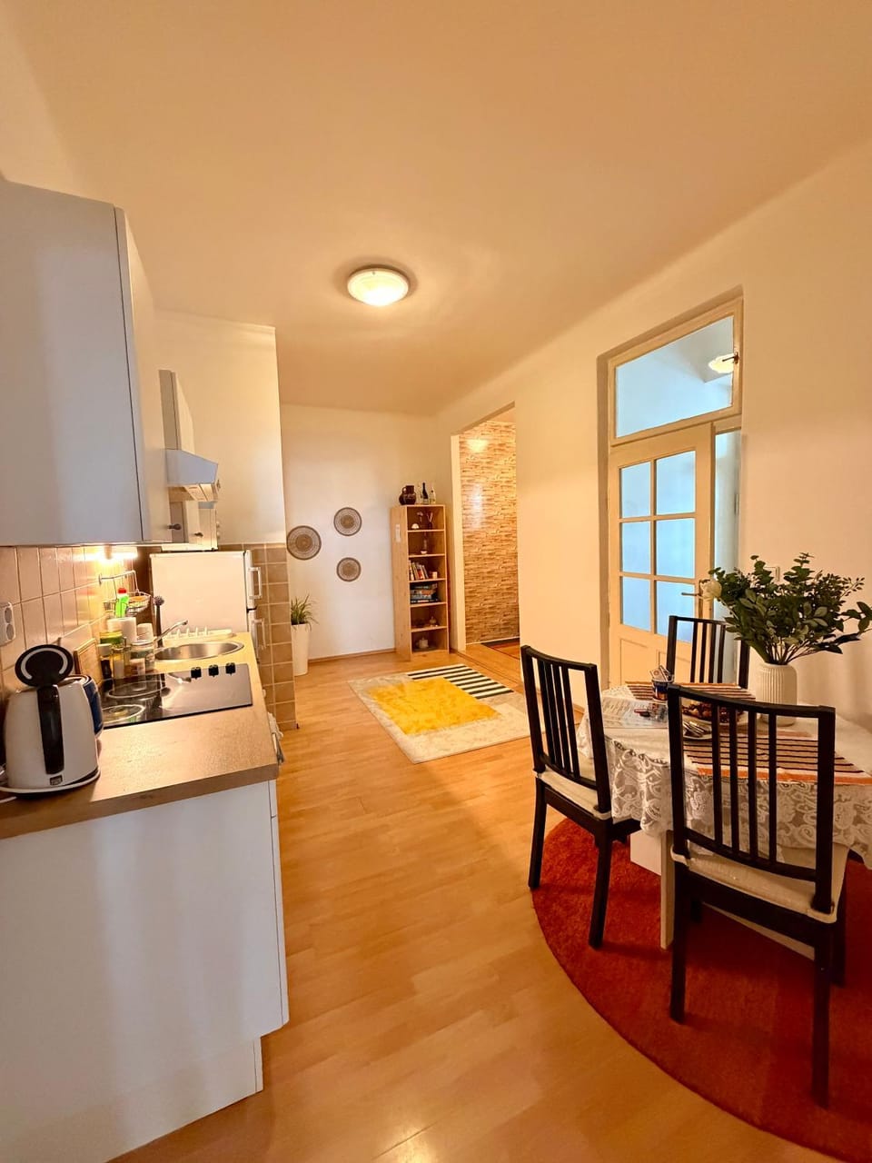 Photo of the whole room, Dining area, kitchen