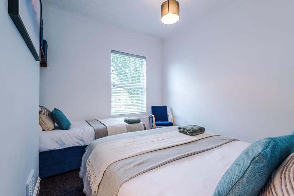 Bed, Photo of the whole room, Bedroom