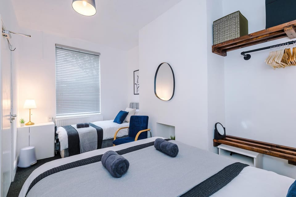 Bed, Photo of the whole room, Bedroom, towels